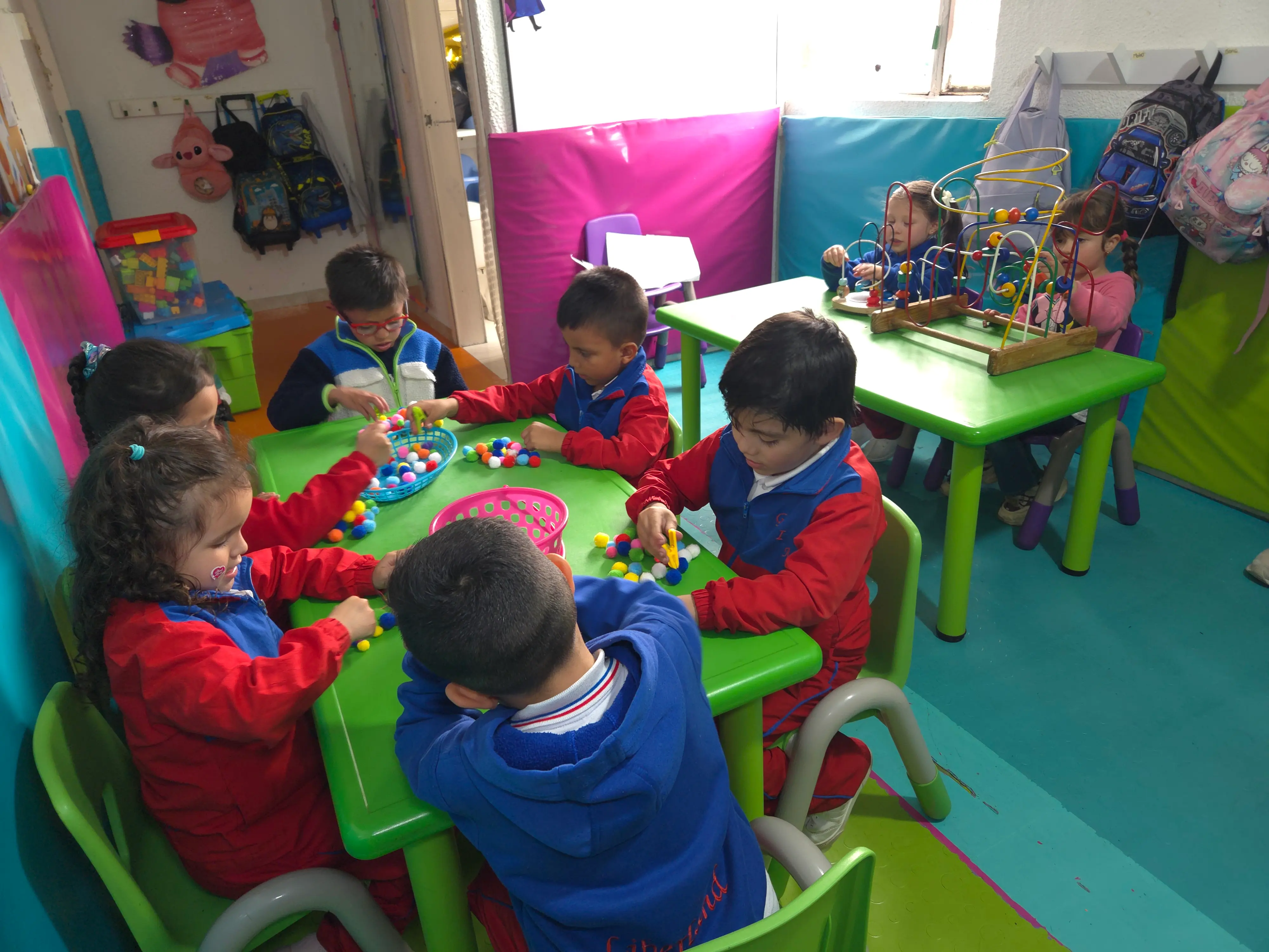 Niños trabajando con materiales Montessori