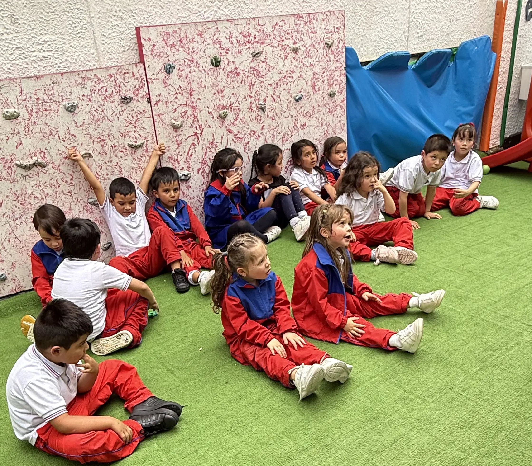 Niños en el jardín Montessori